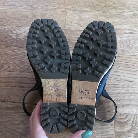 UGG Lanni Leather Clog - Picture 6 of 7